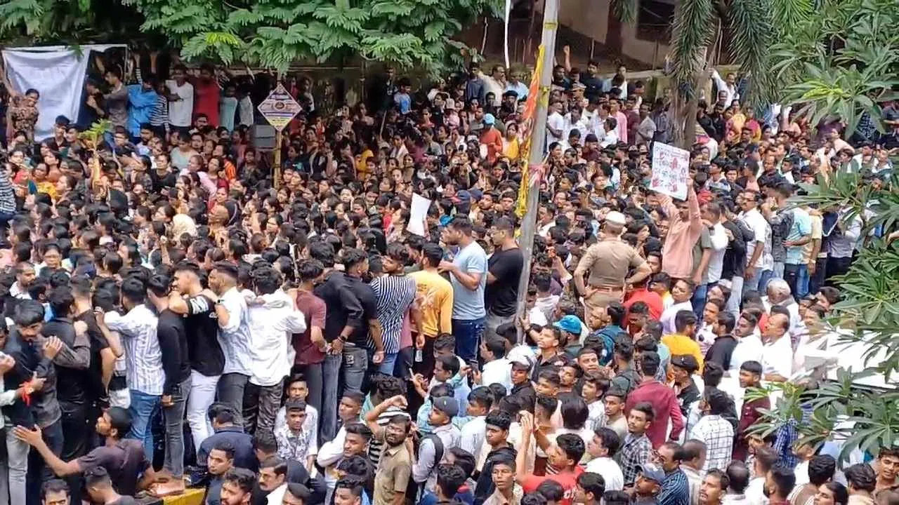 Angry Crowd Protests at Badlapur Railway Station Over Molestation of Two 3-Year-Old Girls, Stone Pelting at Police